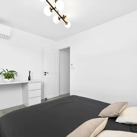 Spacieux Et Paisible - Balcon & Parking - Fc *